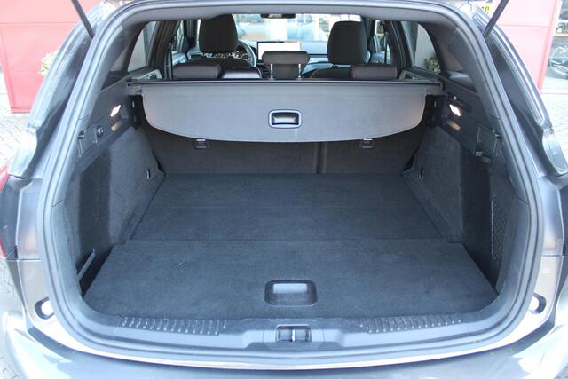 Ford FOCUS Wagon 1.0 155PK AUTOMAAT Hybrid ST LINE | ALL SEASON BANDEN | NAVIGATIE | DRAADLOZE APPLE CARPLAY/ANDROID AUTO | ADAPTIVE CRUISE CONTROL | LANE ASSIST | DODEHOEK DETECTIE | PARKEERSENSOREN VOOR + ACHTER | ACHTERUITRIJ CAMERA | LICHTMETALEN VELGEN 17" | DA