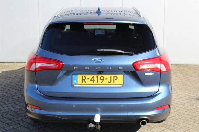 Ford FOCUS Wagon 1.0-155pk EcoBoost Titanium. Erg nette en goed onderhouden wagen met slechts 60.000km. Autm. airco dual, camera, stoel-, stuur- en voorraamverwarming, trekhaak, LM wielen, metallic lak, navigatie, telefoonvoorb. etc.