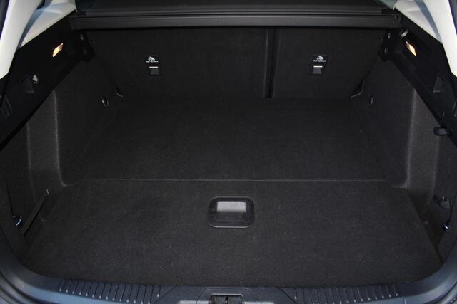 Ford FOCUS Wagon 1.0-155pk EcoBoost Titanium. Erg nette en goed onderhouden wagen met slechts 60.000km. Autm. airco dual, camera, stoel-, stuur- en voorraamverwarming, trekhaak, LM wielen, metallic lak, navigatie, telefoonvoorb. etc.