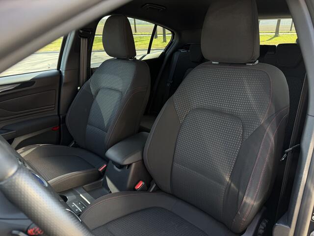 Ford FOCUS 1.5 ST Line X Business / Automaat / Carplay / Camera / Keyless / Sensoren V+A /