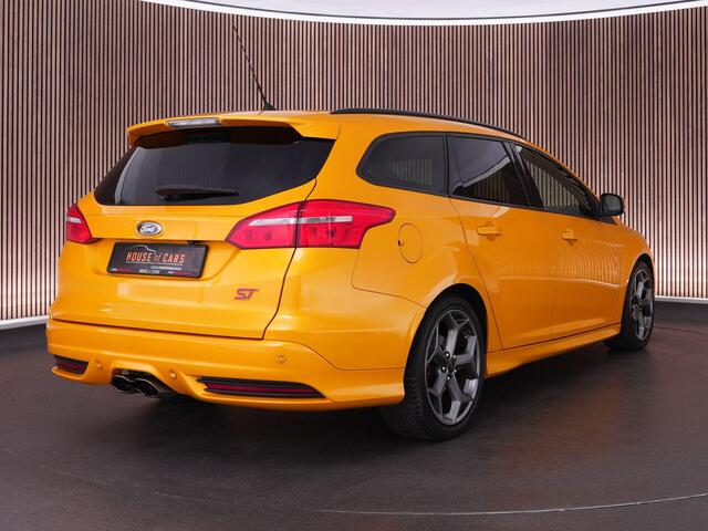 Ford FOCUS Wagon ST-2 2.0 250pk |Sony|cruise control|Sync 3|bi-xenon|blind spot|parkeer camera|bluetooth|stoeleverwarming|stuurverwarming|DAB|18" lichtmetalen velgen|