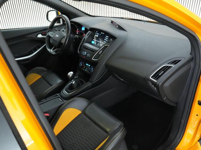 Ford FOCUS Wagon ST-2 2.0 250pk |Sony|cruise control|Sync 3|bi-xenon|blind spot|parkeer camera|bluetooth|stoeleverwarming|stuurverwarming|DAB|18" lichtmetalen velgen|