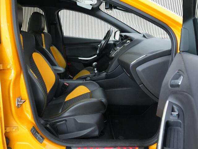 Ford FOCUS Wagon ST-2 2.0 250pk |Sony|cruise control|Sync 3|bi-xenon|blind spot|parkeer camera|bluetooth|stoeleverwarming|stuurverwarming|DAB|18" lichtmetalen velgen|