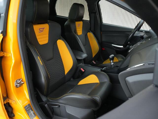 Ford FOCUS Wagon ST-2 2.0 250pk |Sony|cruise control|Sync 3|bi-xenon|blind spot|parkeer camera|bluetooth|stoeleverwarming|stuurverwarming|DAB|18" lichtmetalen velgen|