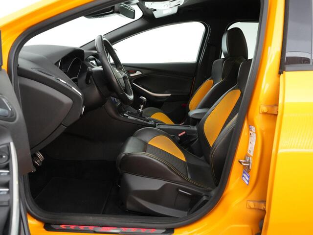 Ford FOCUS Wagon ST-2 2.0 250pk |Sony|cruise control|Sync 3|bi-xenon|blind spot|parkeer camera|bluetooth|stoeleverwarming|stuurverwarming|DAB|18" lichtmetalen velgen|