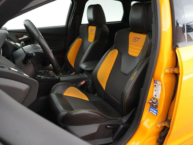 Ford FOCUS Wagon ST-2 2.0 250pk |Sony|cruise control|Sync 3|bi-xenon|blind spot|parkeer camera|bluetooth|stoeleverwarming|stuurverwarming|DAB|18" lichtmetalen velgen|