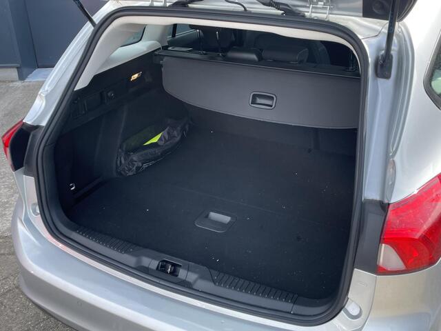 Ford FOCUS Wagon 1.0 EcoBoost Titanium Business - Navigatie - Stoelverwarming - Climate Control - Trekhaak