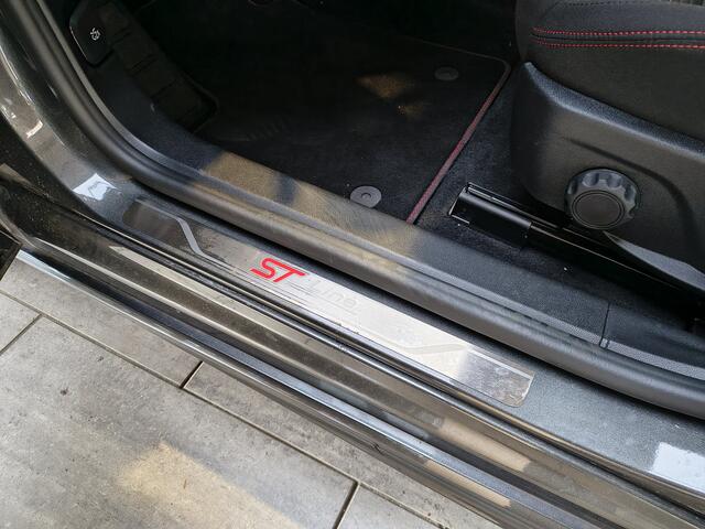 Ford FOCUS ST-Line EcoBoost Hybrid 155 pk | Pano | 18" | Winter Pack | Camera | Adapt. cruise | Camera | Draadloos Apple Carplay |