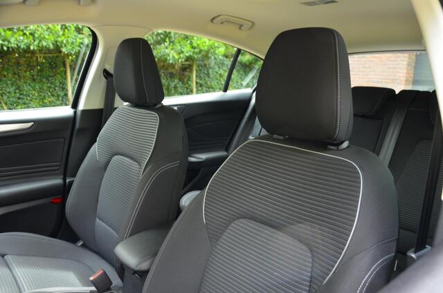 Ford FOCUS 1.0 EcoBoost Titanium Business Navi/Pdc/Ecc/Led/Stoel Stuur & ruitverwarming/Cr-Controle/Achteruitrij camera/Lmv