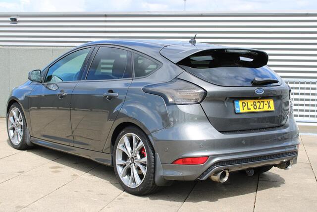 Ford FOCUS 1.5 ST-Line 182 Navigatie / Camera / LMV / Alcantara
