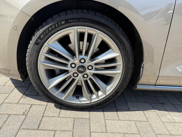 Ford FOCUS Wagon 1.5 AUT Vignale | Open dak | Trekhaak |