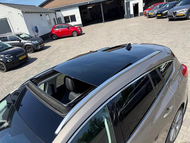 Ford FOCUS Wagon 1.5 AUT Vignale | Open dak | Trekhaak |