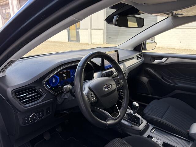 Ford FOCUS Wagon 1.0i EcoBoost Hybrid Titanium X Business 6-Bak 125 PK. Nieuwe auto en zeer zuinig !!! Open panoramadak !! Zeker een kansje deze auto !