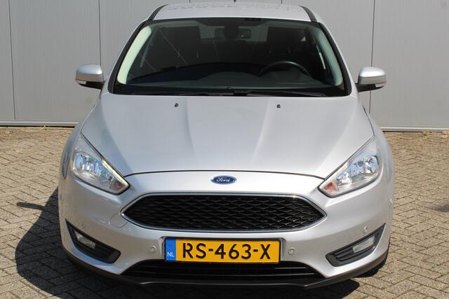 Ford FOCUS 1.0-125pk Titanium. Uiterst nette Ford Focus, slechts 54.000km ! Autm. airco dual, trekhaak, cruise control, navigatie, telefoonnvoorb., metallic lak, LM wielen, camera, parkeersensoren v+a, parkeerassistent etc.
