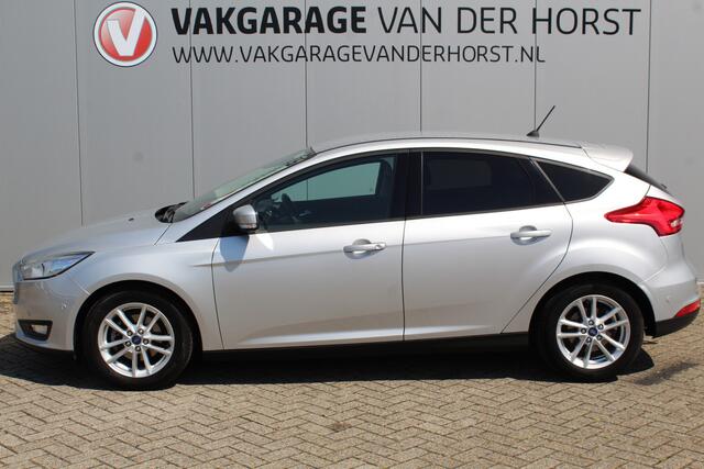 Ford FOCUS 1.0-125pk Titanium. Uiterst nette Ford Focus, slechts 54.000km ! Autm. airco dual, trekhaak, cruise control, navigatie, telefoonnvoorb., metallic lak, LM wielen, camera, parkeersensoren v+a, parkeerassistent etc.