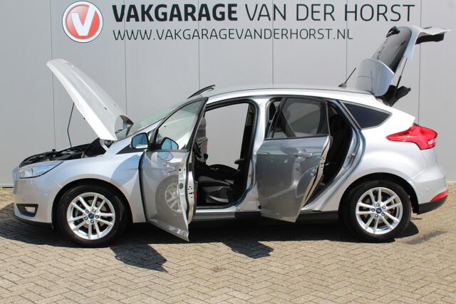Ford FOCUS 1.0-125pk Titanium. Uiterst nette Ford Focus, slechts 54.000km ! Autm. airco dual, trekhaak, cruise control, navigatie, telefoonnvoorb., metallic lak, LM wielen, camera, parkeersensoren v+a, parkeerassistent etc.