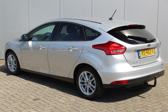 Ford FOCUS 1.0-125pk Titanium. Uiterst nette Ford Focus, slechts 54.000km ! Autm. airco dual, trekhaak, cruise control, navigatie, telefoonnvoorb., metallic lak, LM wielen, camera, parkeersensoren v+a, parkeerassistent etc.