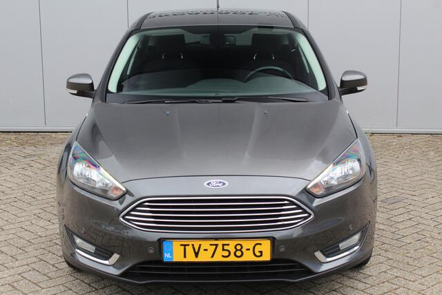 Ford FOCUS 1.0-125pk Titanium. Erg nette en luxe Ford Focus. Stoel-, stuur- en voorraamverw., autm. airco dual, navigatie, metallic lak, telefoonvoorb., camera, pdc v+a, dodehoek assist, AllSeason banden rondom, trekhaak, LM wielen etc.