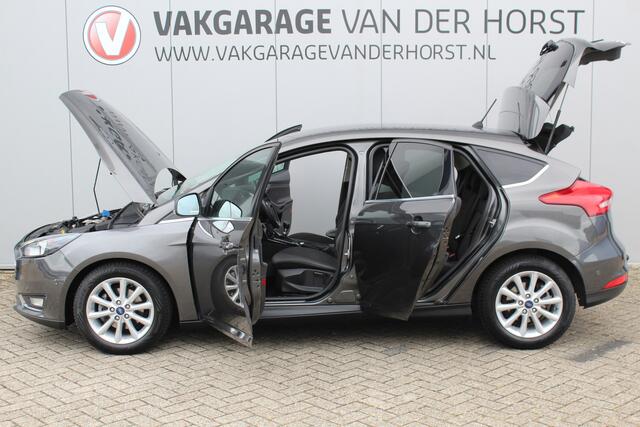 Ford FOCUS 1.0-125pk Titanium. Erg nette en luxe Ford Focus. Stoel-, stuur- en voorraamverw., autm. airco dual, navigatie, metallic lak, telefoonvoorb., camera, pdc v+a, dodehoek assist, AllSeason banden rondom, trekhaak, LM wielen etc.