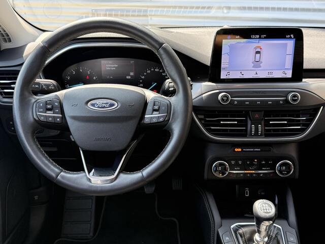 Ford FOCUS Wagon 1.0 EcoBoost Titanium Business 2e Eigenaar|Pano|Stoel+stuurverw|Adap Cruise|Carplay|HUD|Dealer Onderhouden|Camera|Clima|PDC V+A|Trekhaak|LM velgen|Navi|Elek Ramen|N.A.P.|APK tot 07-2027