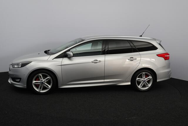 Ford FOCUS Wagon 1.0 Titanium /D-Riem Verv. 150.000KM! /Trekhaak! /Apple + Android /Voorruitverw. /Navi /Climat /Cruise /Elek. pakket /Bluetooth /17"LMV /Extra getint glas /PDC V+A /Mistlampen /LED Dagrijverl. /Dakrails.