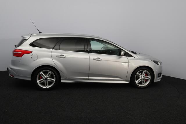 Ford FOCUS Wagon 1.0 Titanium /D-Riem Verv. 150.000KM! /Trekhaak! /Apple + Android /Voorruitverw. /Navi /Climat /Cruise /Elek. pakket /Bluetooth /17"LMV /Extra getint glas /PDC V+A /Mistlampen /LED Dagrijverl. /Dakrails.
