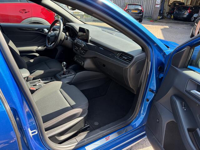 Ford FOCUS 1.5 EcoBoost ST Line Business 181PK TREKHAAK B&O WINTER PACK