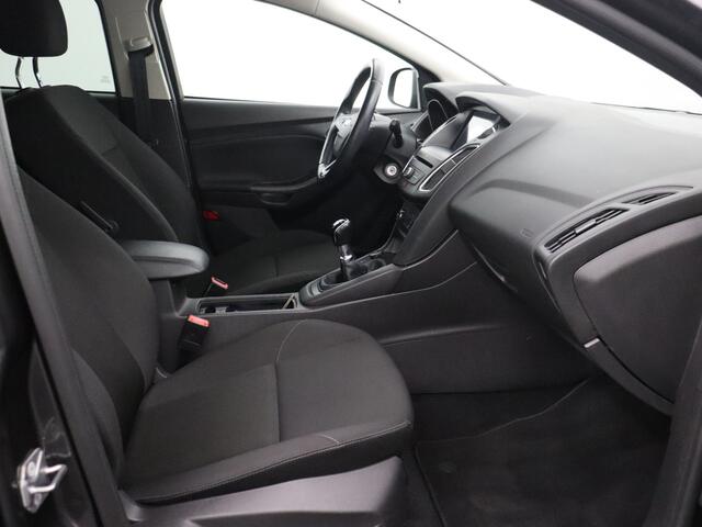 Ford FOCUS Wagon 1.0 Lease Edition Apple Carplay/Android Auto, Cruise control, Parkeersensor achter, Spraakbediening, Combineert een luxe uitstraling met veel comfort en een verrassend ruim interieur. Dankzij de royale bagageruimte en praktische indeling is deze stationwagen ideaal voor zowel dagelijks gebru