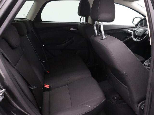Ford FOCUS Wagon 1.0 Lease Edition Apple Carplay/Android Auto, Cruise control, Parkeersensor achter, Spraakbediening, Combineert een luxe uitstraling met veel comfort en een verrassend ruim interieur. Dankzij de royale bagageruimte en praktische indeling is deze stationwagen ideaal voor zowel dagelijks gebru