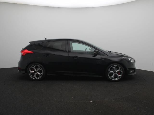 Ford FOCUS 2.0 ST | Winterpakket | Achteruitrijcamera | Sportstoelen | Lichtmetalen Velgen |