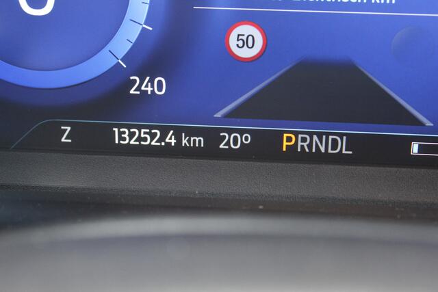 Ford KUGA 2.5-225pk PHEV ST-Line X. 1500kg Trekgewicht Fabr. garantie t/m 04-03-2028 ! Slechts 13.000km ! Autm. airco dual, side- en lane assist, camera v+a, parkeersensoren, elektr. achterklep, stoel-, stuur- en voorraamverw., metallic lak, head-up displ., B&O sou