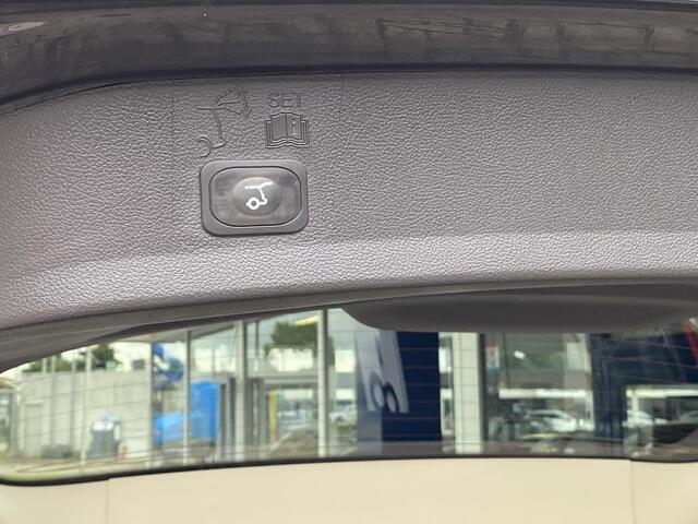 Ford KUGA 1.5 Titanium 4WD / Automaat / NL-Auto / Dealer-Onderhouden / Vol-Leder / Stoelverwarming / Cruise-Control / Climate-Control / Trekhaak / Elektr.-Stoelen / Elektr.-Achterklep / DAB Radio-Bluetooth / Navi / keyless / PDC V+A met Camera / 17'' LMV / All-Seas
