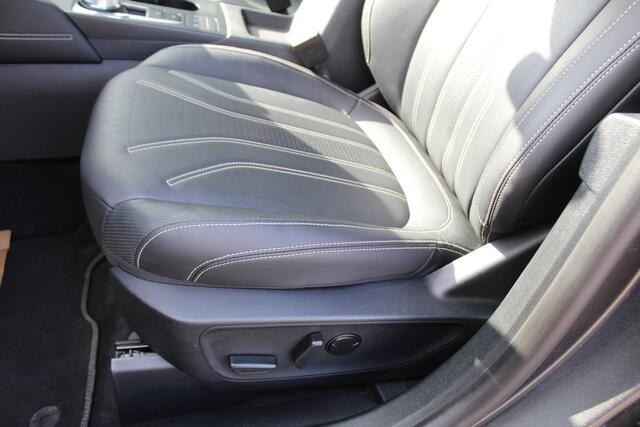Ford KUGA 2.5 PHEV Vignale, Zeer veel comfort voor weinig Leder bekleding , winter pack , Camera , Navigatie , Cruis LED dag rijverlichting , 1500kg trekgewicht