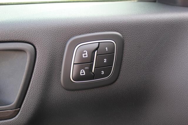Ford KUGA 2.5 PHEV Vignale, Zeer veel comfort voor weinig Leder bekleding , winter pack , Camera , Navigatie , Cruis LED dag rijverlichting , 1500kg trekgewicht