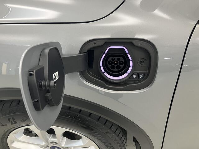 Ford KUGA 2.5 PHEV Titanium / Eerste Eigenaar / Trekhaak 1500 KG / NL Auto / Stoel- en Stuurverwarming / Verwarmde Voorruit / Navigatie / Camera / Dual-Zone Climate Control /