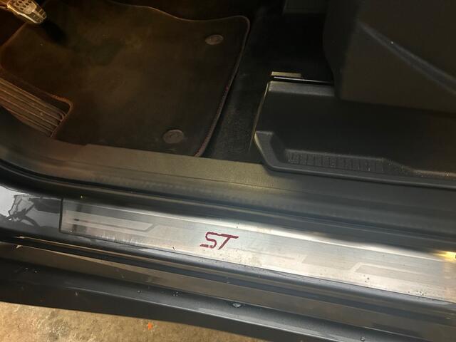 Ford KUGA 1.5 ECOB. ST LINE / 19Inch / Camera