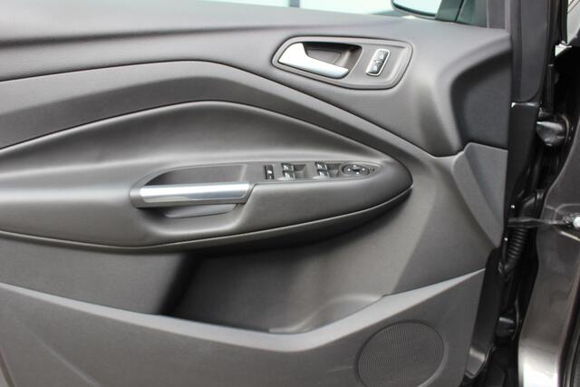 Ford KUGA 1.5 Titanium Navi/Carplay, Winterpack, Driver Ass Pack, Trekhaak 2000KG