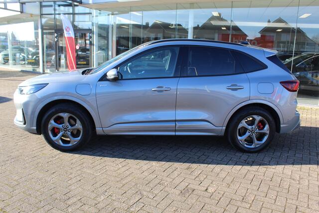 Ford KUGA 2.5-243pk PHEV ST-Line X. Van ¤. 54.937,- voor ¤. 43.735,- Trekgewicht van 2.100kg ! Elektr. panodak., elektr. trekhaak, stoel-, stuur- en voorraamverw., 360gr. Camera, HUD, AppleCarplay/Androidauto, Elektr. verstelb. comfortstoelen, LED verl.