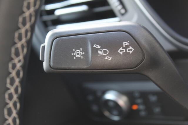 Ford KUGA 2.5-225pk PHEV 'Vignale' Plug-in Hybrid Automaat. Luxe hybride rijden voor een reëel bedrag ! Adaptieve Cruise Control, Climate Control, Stoel-, stuur-, voorraam- en achterbankverwarming, Side- en lane assist, Camera, Head-up display etc.