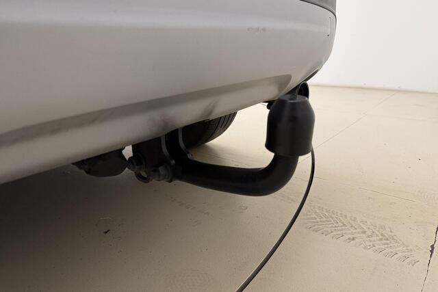 Ford KUGA 1.5 EcoBoost Titanium | Trekhaak | Achteruitrijcamera | Airco | Navigatie | Elektrische achterklep | Cruise control | Start/Stop bediening | Climate control | Parkeersensoren | Lederen/stof interieur | Stuurbediening