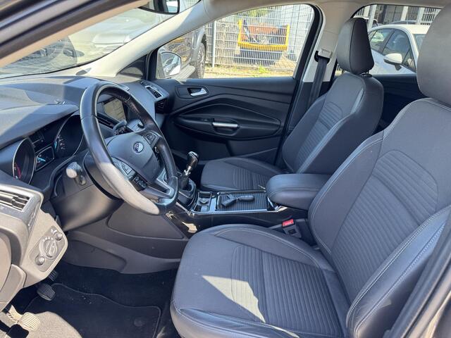 Ford KUGA 1.5 EcoBoost Titanium | Wegklapbare Trekhaak | Stoelverwarming | Cruise Control | Navigatie | Parkeersensoren |