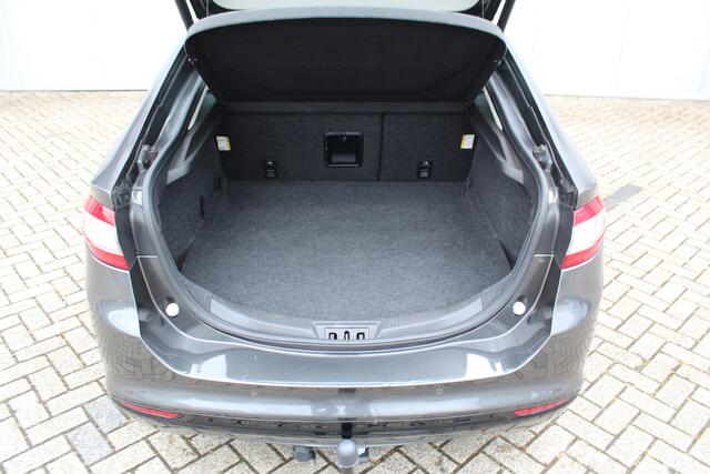 Ford MONDEO 1.5-160pk Titanium. U wenst een comfortabele reiswagen ? Zoek niet verder ! Volautm. airco, metallic lak, LM wln, trekhaak, verwarmd voorraam, LED verl., navigatie, telefoonvoorb., elektr. achterklep, keyless entry/keyless go, parkeersensoren v+a etc.