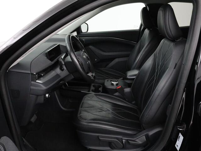 Ford MUSTANG Mach-E 360 camera | Stoelverwarming | Adaptive cruise | B 360 camera | Stoelverwarming | Adaptive cruise | B&O | Stuurverwarming | Leder