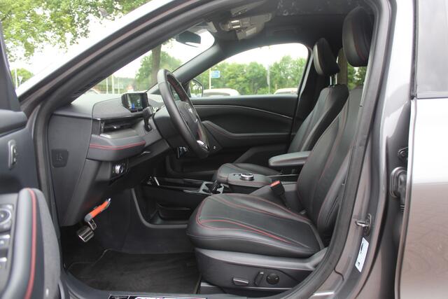 Ford MUSTANG Mach-E Extended First Edition AWD 98 kWh / Panoramadak / Camera / Leder / 19'' / B&O / Keyless / DAB / Dodehoek / ACC / Navigatie / Sfeerverlichting / Stoelverwarming