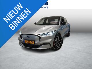ford-mustang-mach-e-awd-75-kwh-pano