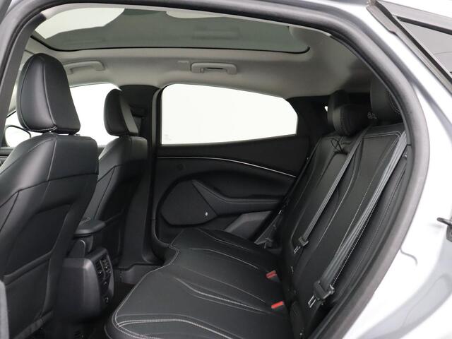 Ford MUSTANG Mach-E RWD 75 kWh | Panoramadak | Leder | Trekhaak | Stoelverwarming | Adaptive cruise | 360 camera | Adaptive cruise | B&O Sound | Stuurverwarming