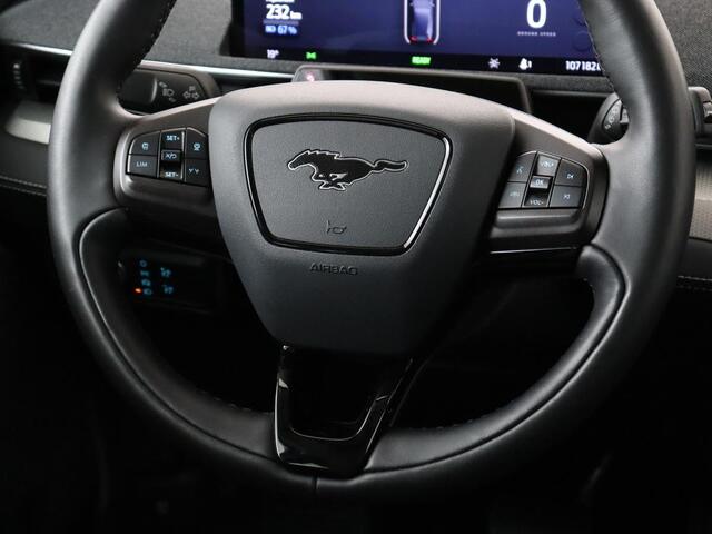 Ford MUSTANG Mach-E RWD 75 kWh | Panoramadak | Leder | Trekhaak | Stoelverwarming | Adaptive cruise | 360 camera | Adaptive cruise | B&O Sound | Stuurverwarming