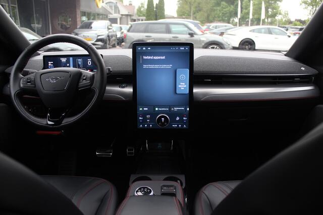 Ford MUSTANG Mach-E AWD 75 kWh / SOH 93,4% / Panoramadak / Camera / Leder / 19'' / B&O / Keyless / DAB / Dodehoek / ACC / Navigatie / Sfeerverlichting / Stoelverwarming