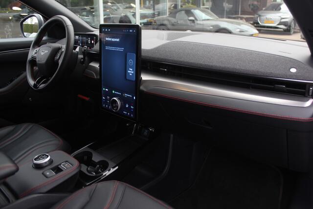 Ford MUSTANG Mach-E AWD 75 kWh / SOH 93,4% / Panoramadak / Camera / Leder / 19'' / B&O / Keyless / DAB / Dodehoek / ACC / Navigatie / Sfeerverlichting / Stoelverwarming