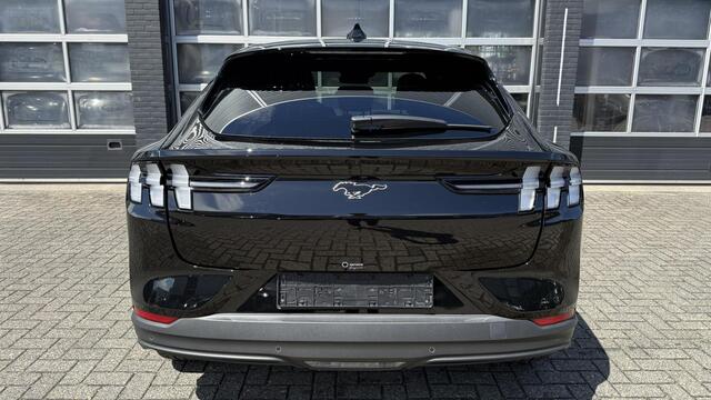 Ford MUSTANG Mach-E Extended Premium RWD 88 kWh | Panoramadak (vast) | Parkeercamera | Stoelverwarming | Dodehoeksensor | Navigatie | Adaptive Cruise Control | Carplay & Android Auto